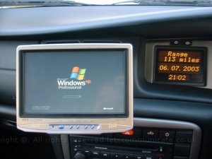 Installedtry1pic5.jpg - The new screen fitted with Windows booting ( NB this is a compersite screen )